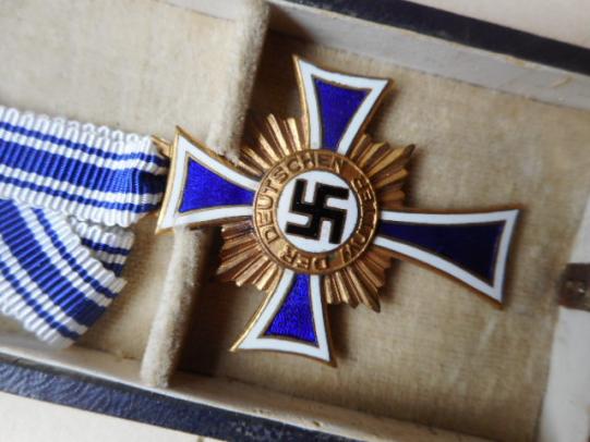 WW2 GERMAN MOTHERS CROSS IN GOLD cased Ehrenkreuz der Deutsche Mutter