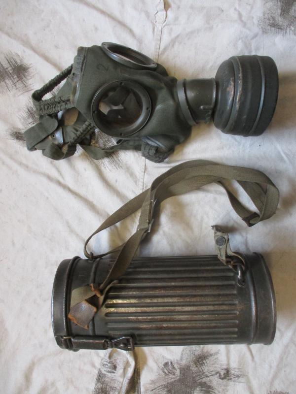 GENUINE GERMAN ARMY / Waffen SS WW2 1938 & 1939 DATED GAS MASK & tin CANISTER & STRAPS