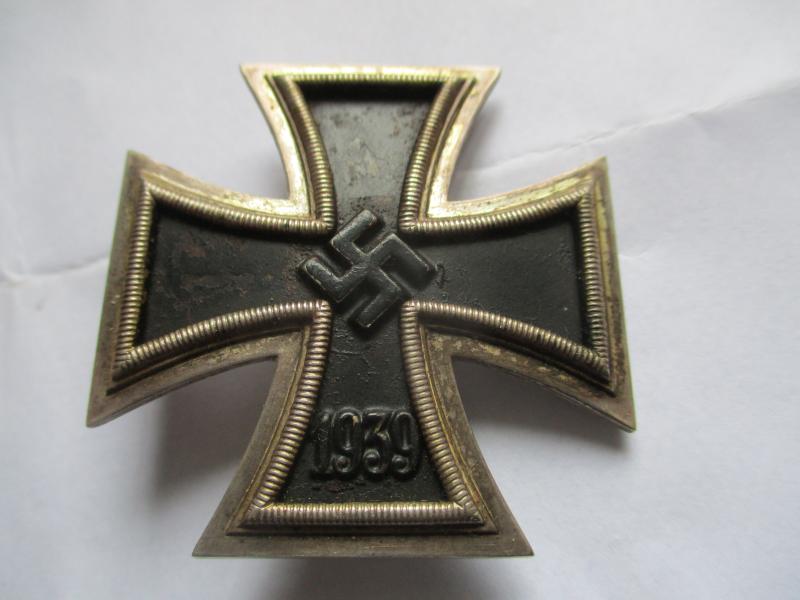 WW2 GERMAN IRON CROSS FIRST 1st CLASS EK1 . maker marked 26