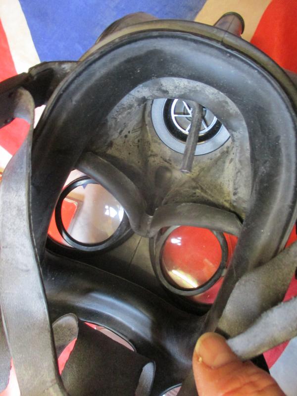 1989 AVON BRiTiSH army ISSUE respirator gas mask S10 with glasses lens holders SIZE 2 MEDIUM & PLCE POUCH