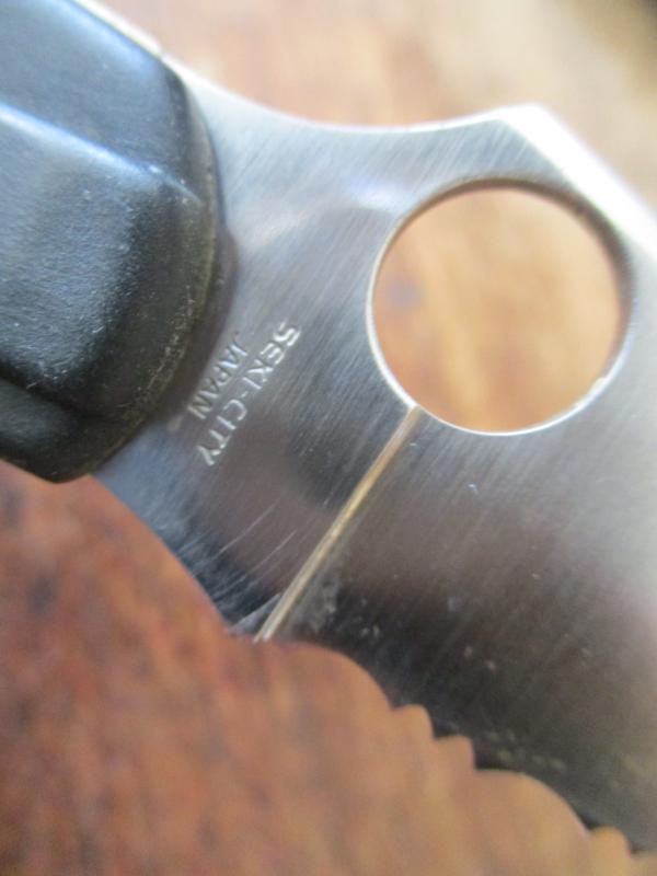 SPYDERCO mini small SERATED BLACK FOLDING CLIP POCKET KNIFE